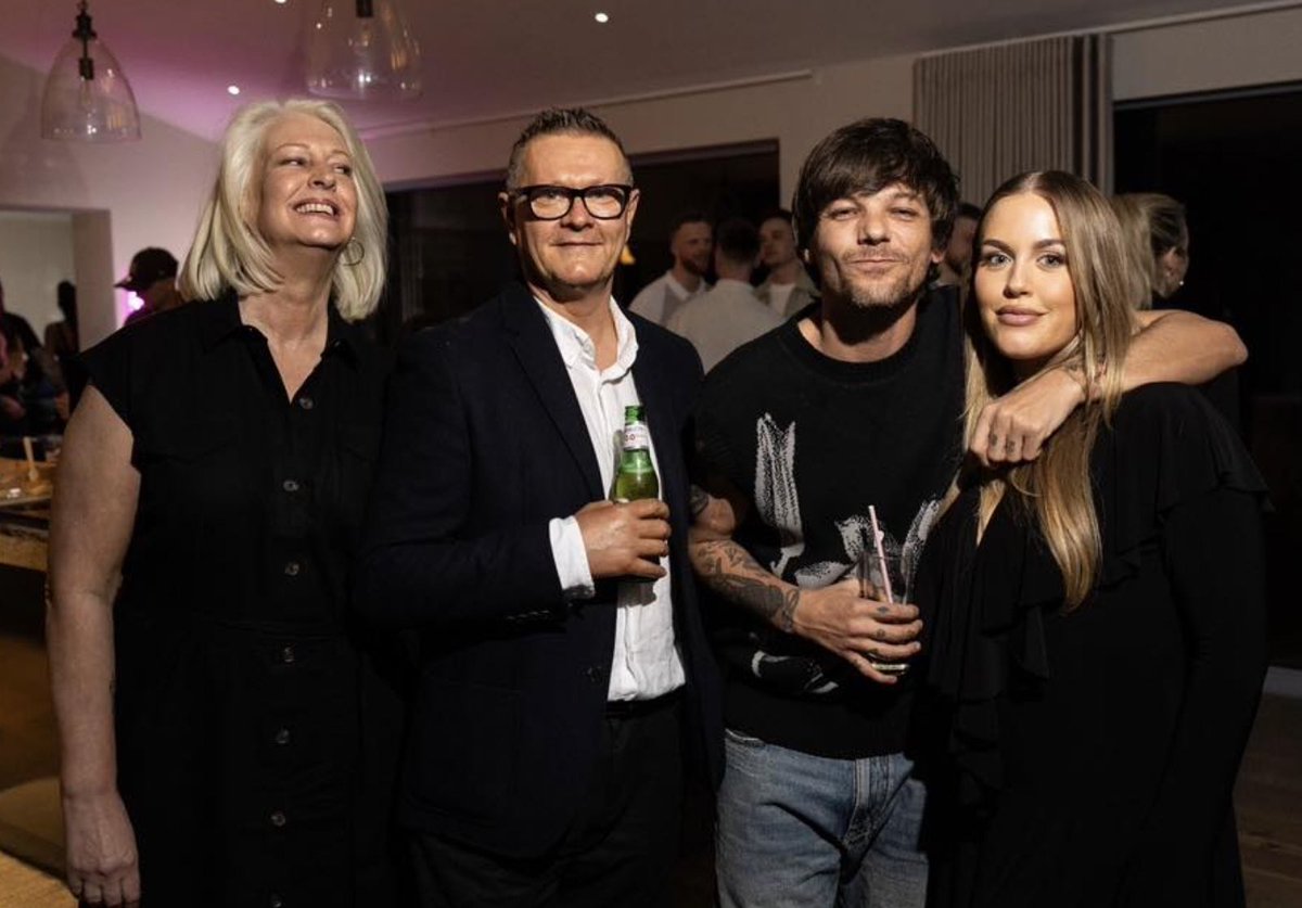 LouisT91Updates's tweet photo. Louis at Daisy and Phoebe’s birthday party.

Via Mark Tomlinson on Facebook https://t.co/ZPaK0ZXDsD