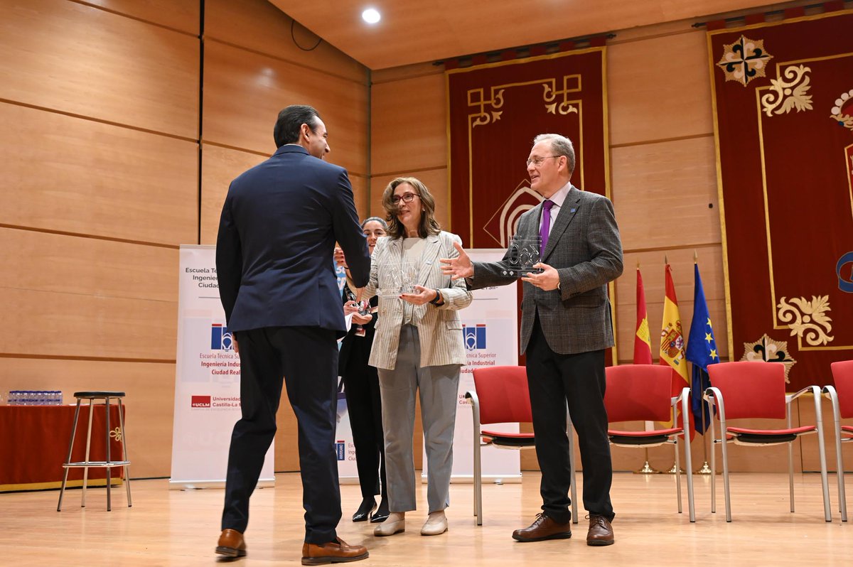El pasado 19 de marzo estuvimos presentes en el 30 aniversario de la ETSII-CR/UCLM. Durante la ceremonia se reconoció a Zemper en el área de colaboración con la escuela. Continuamos con nuestra firme apuesta por el compromiso social activo.
#zemper #iluminacióndeemergencia