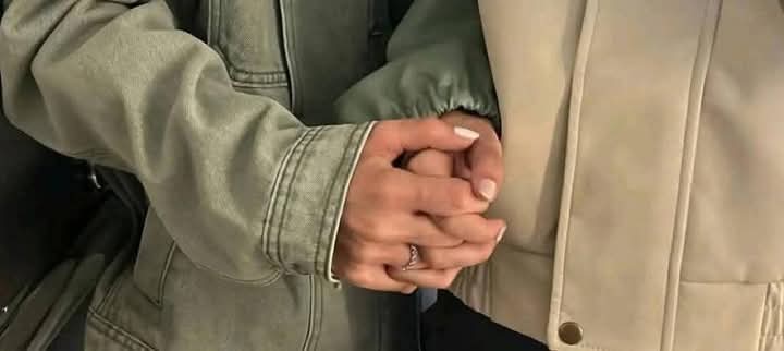 "ولا ندري أكانَ الحُبُّ حُلوًا
أمِ الأحلى من الحُبِّ الحبيبُ!"♡