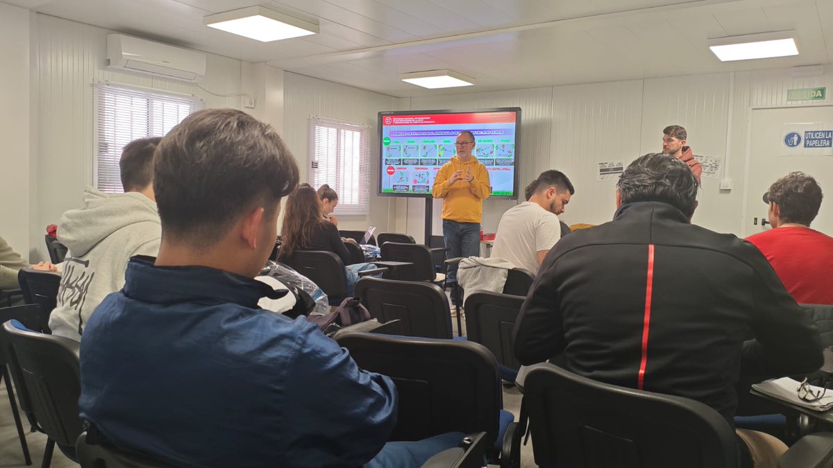 Los alumnos y alumnas del curso UEFA 🅰️ de marzo han recibido hoy en las instalaciones federativas de Cotorruelo 🏟️ las clases magistrales de los profesores de la Escuela de Entrenadores de la RFFM, José Luis Rodríguez e <a href="/IvanPernia9/">Iván Pernía</a>.