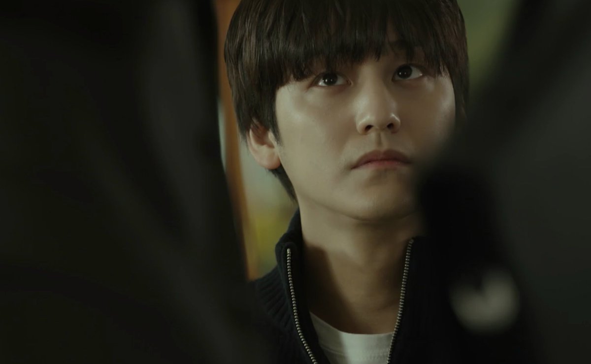 자퇴는 또 왜 말려. 무슨 상관이 있다고.
찢어진 자퇴서만 남기고 유유히 일어나는 교수님 바라보는 눈빛에 일말의 기대감이 서려있는 것 같이 보인다면…

내가 너무 간 건가.
하지만 종훈준휘가 먼저,