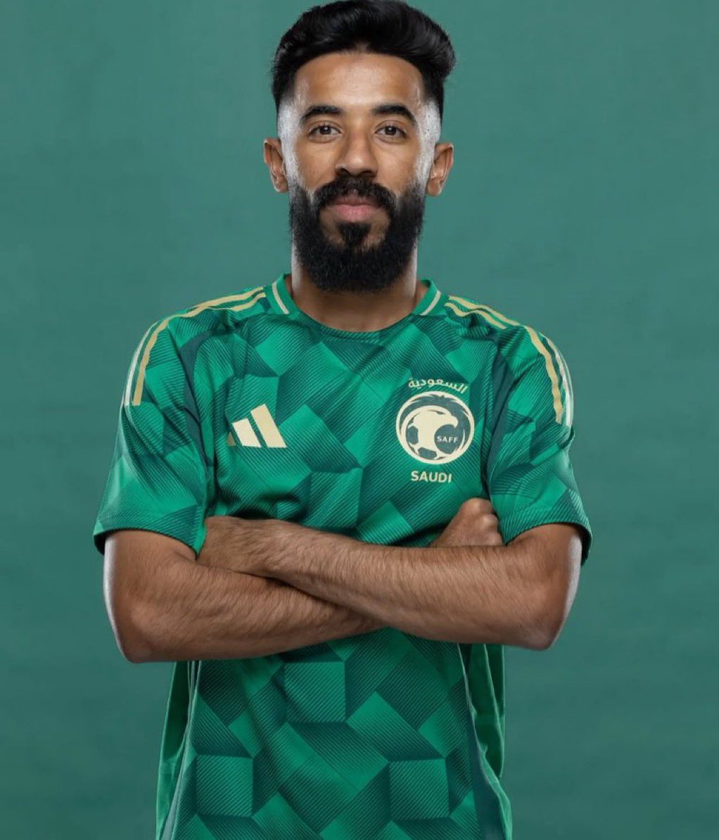 تغريدة إنصاف .. تغريدة شُكر .. تغريدة حق !

يطلب كورة
يدافع بقوة
قاطع كرات
يمرر صح
جريء على الخصم
مغطي جهة كاملة

روح .. مرجلة .. شراسة .. جرأة .. صلابة !

من أفضل لاعبين مباراة الصين واليوم أفضل لاعب ضد اليابان ومقدم مستوى تاريخي

شكرًا يا بوشل .. اقسم بالله أنك بطل وكفو 💚👏🏻