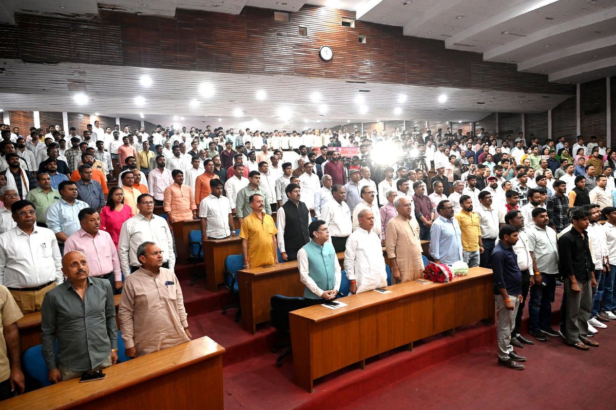 आज जयपुर में "एक राष्ट्र - एक चुनाव" विषय पर आयोजित "युवा, छात्र एवं नवमतदाता संवाद" कार्यक्रम को भाजपा के राष्ट्रीय महामंत्री श्री <a href="/sunilbansalbjp/">Sunil Bansal</a> एवं प्रदेश अध्यक्ष श्री <a href="/madanrrathore/">Madan Rathore</a> ने संबोधित किया। 

कार्यक्रम में "एक राष्ट्र - एक चुनाव" के प्रदेश संयोजक श्री सुनील भार्गव