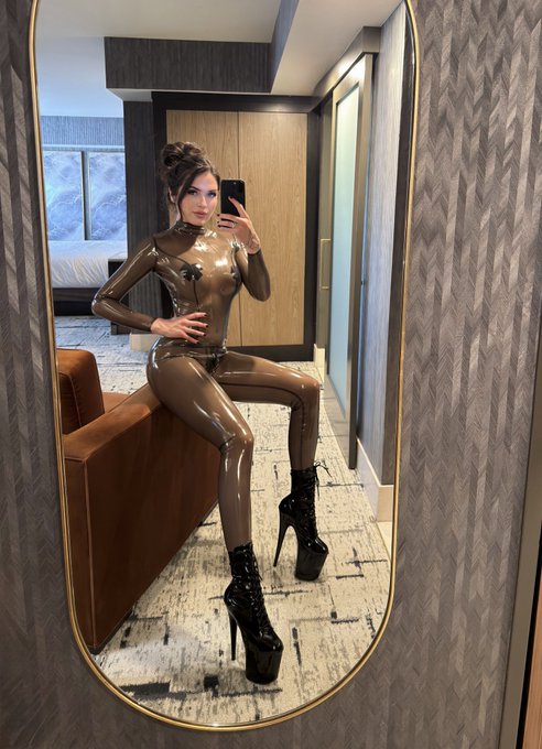 Mistress Alessa - I’d stop scrolling too https://t.co/otFI3DTp54