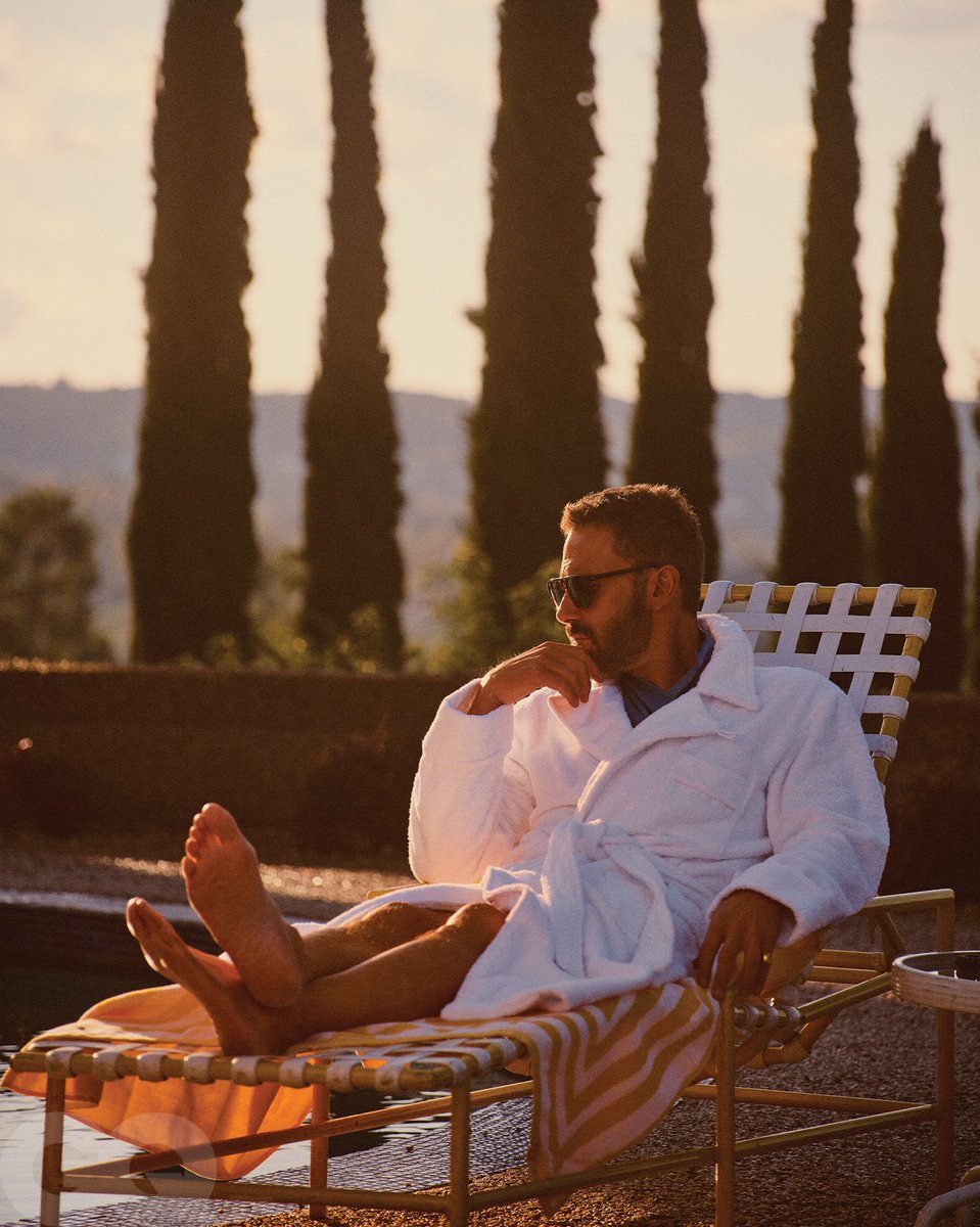GQMexico's tweet photo. Ben Affleck es una de las estrellas más grandes de Hollywood y ha estado frente a todos los reflectores por sus grandes papeles. Sin embargo, hoy está enfocado en su productora y dirige sus propias películas, llevando su amor por el cine a otro nivel. Te platicamos todo sobre nuestra portada de abril en el link 🔗

https://t.co/w3UzmtyKv0