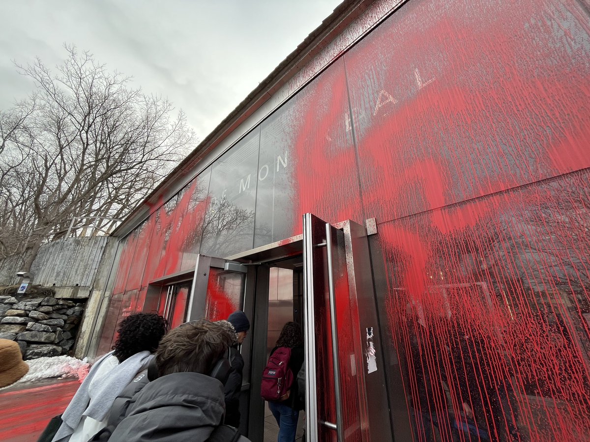 Des #vandales ont aspergé de la peinture rouge sur la devanture de la rampe de l’#UDEM #montreal <a href="/SPVM/">Police Montréal</a>
