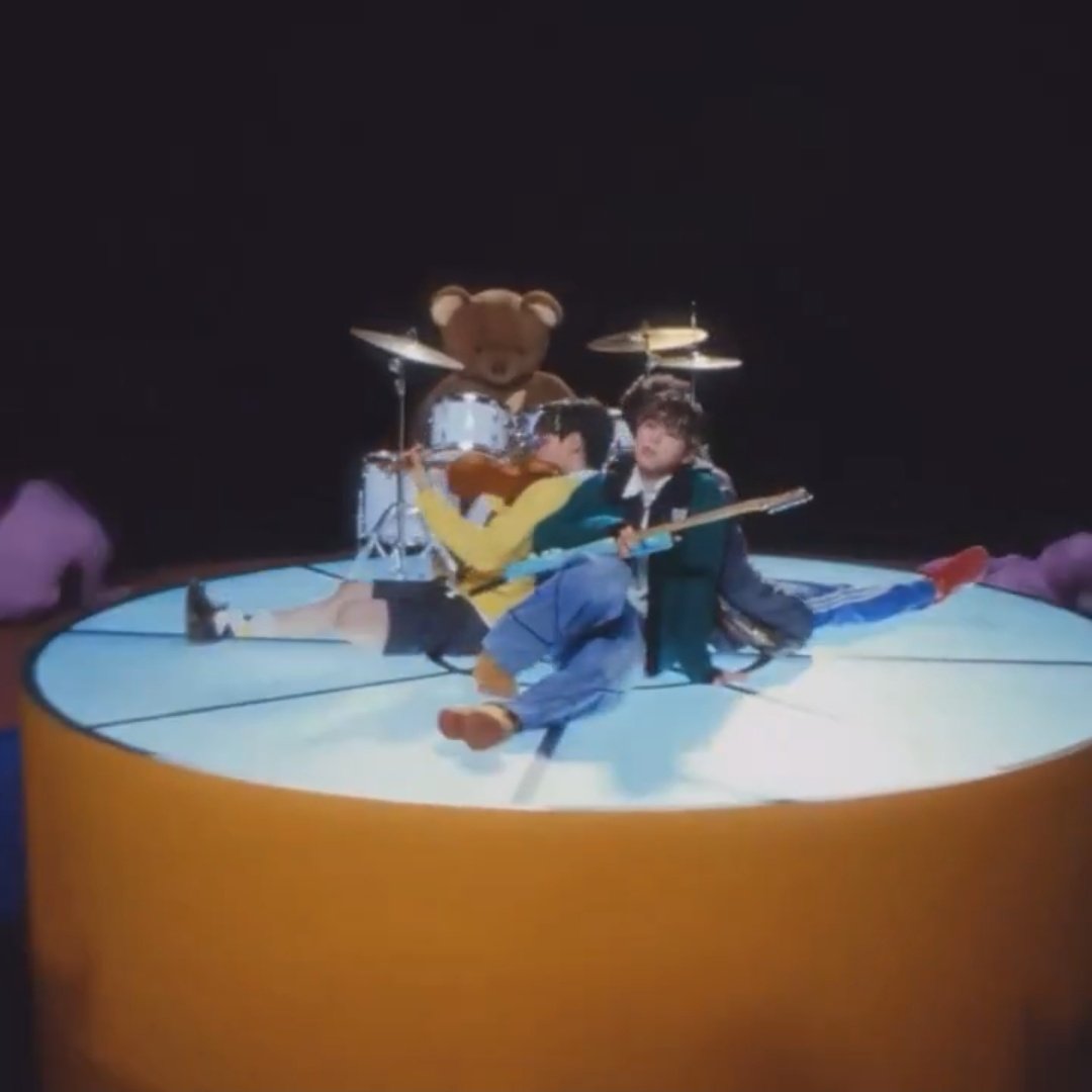 드럼에 곰두리 인형... 🥺