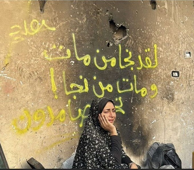 🔴Gazze'de yaşanan katliam ve duvara yazılmış bir yazı:

“Ölenler hayatta kaldı, hayatta kalanlar ise öldü”