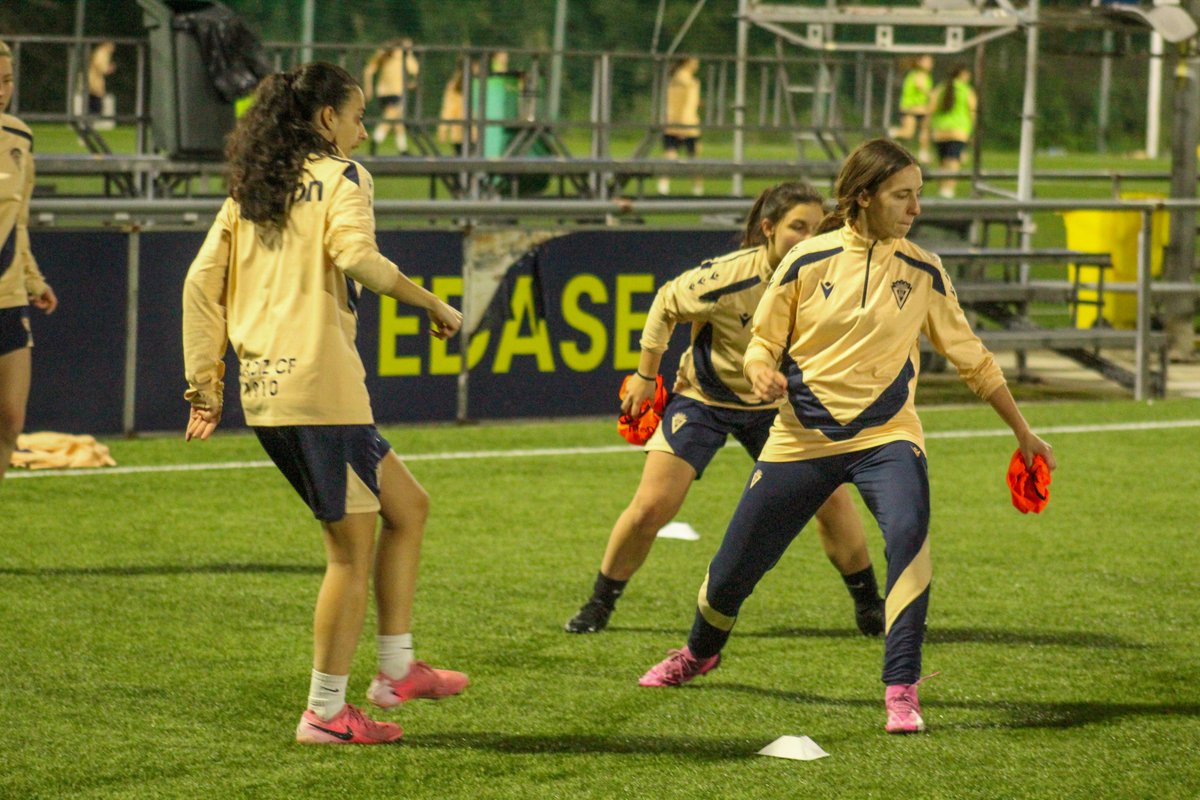 🏃‍♀️ ¡El equipo ya entrena sobre el césped de la Ciudad Deportiva Bahía de Cádiz!