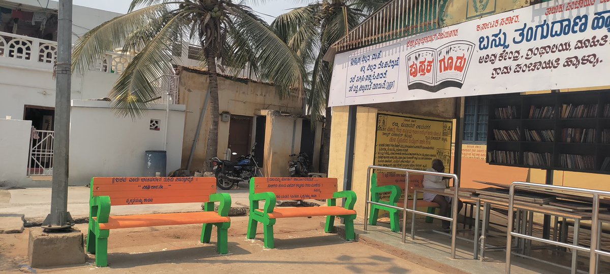 readingkafka's tweet photo. Bus stop in Halya, Vijayanagara district now has a little free library. The gram panchayat has added benches for the convenience of readers while they wait. 

#pustakagoodu #publiclibrariesforall #localgovernance https://t.co/0eicu3XswG