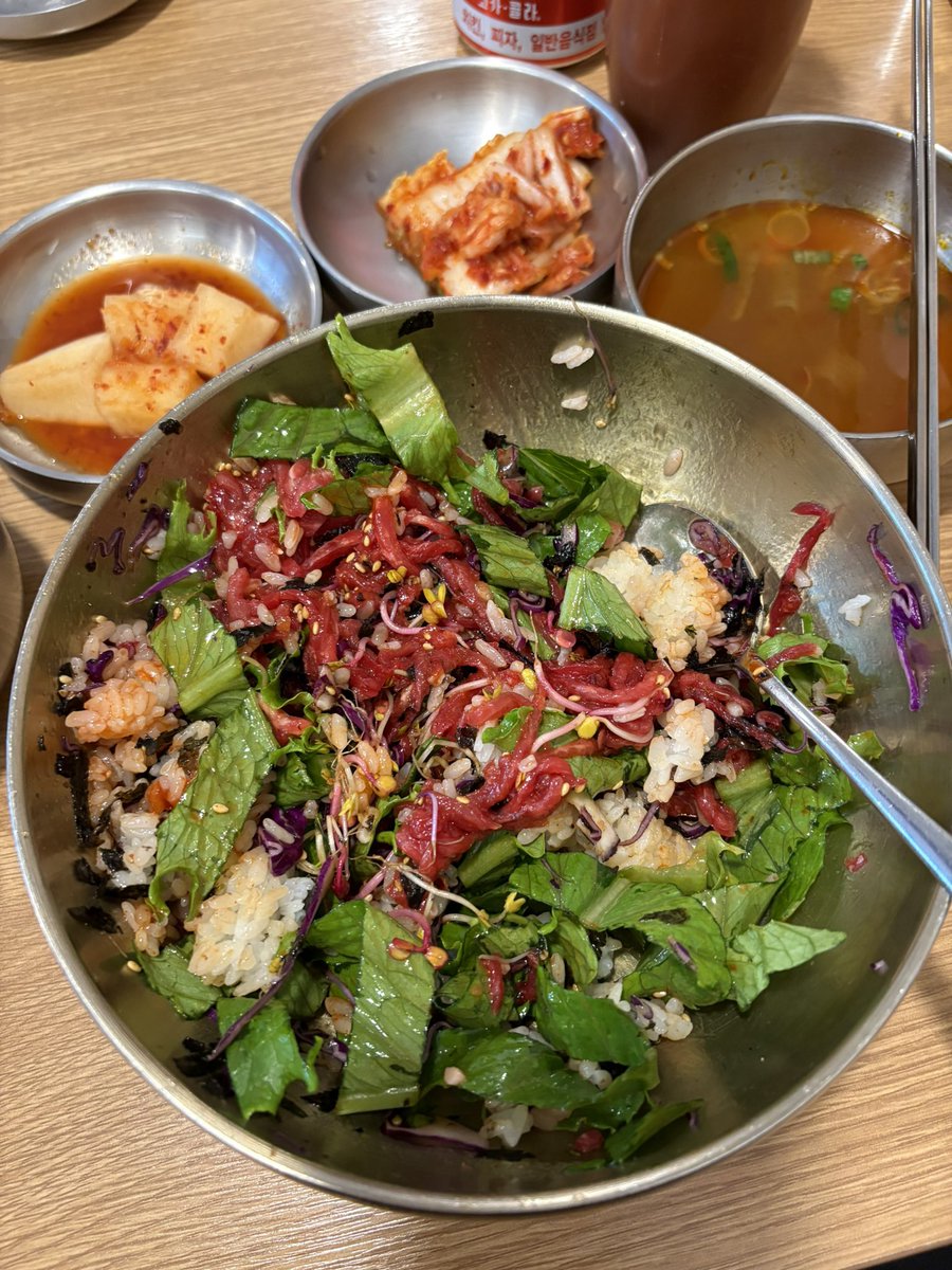 mii000288's tweet image. 仕事で韓国INしてます🫥🫥
今日食べた韓牛ユッケビビンバめちゃくちゃ美味しかった😋
ご飯をインして辛いソースをかけて混ぜれば完成🤍
生のユッケ食べられるの最高😆
お酒がなくて久しぶりにコーラを飲みました🥺