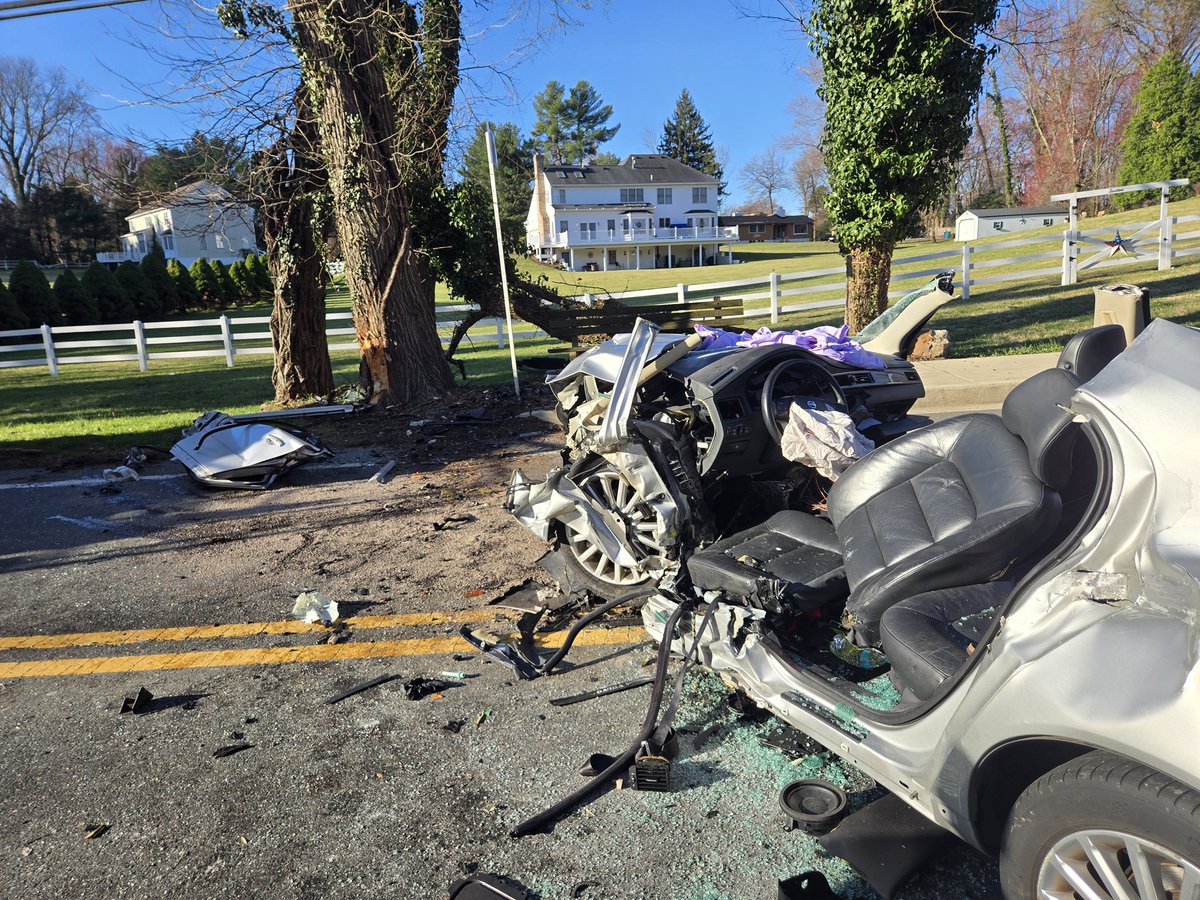 mcfrsPIO19's tweet image. New Hampshire Ave and Tree Lawn Dr is shut down due to a vehicle collision. One trauma patient extracted from a single vehicle. @mcfrs units still operating on the scene. @MCFRSNews @mcfrsPIO