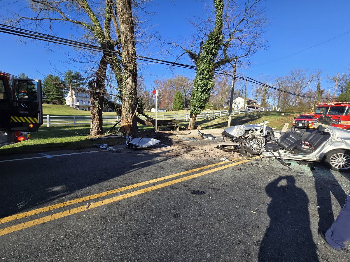 mcfrsPIO19's tweet image. New Hampshire Ave and Tree Lawn Dr is shut down due to a vehicle collision. One trauma patient extracted from a single vehicle. @mcfrs units still operating on the scene. @MCFRSNews @mcfrsPIO