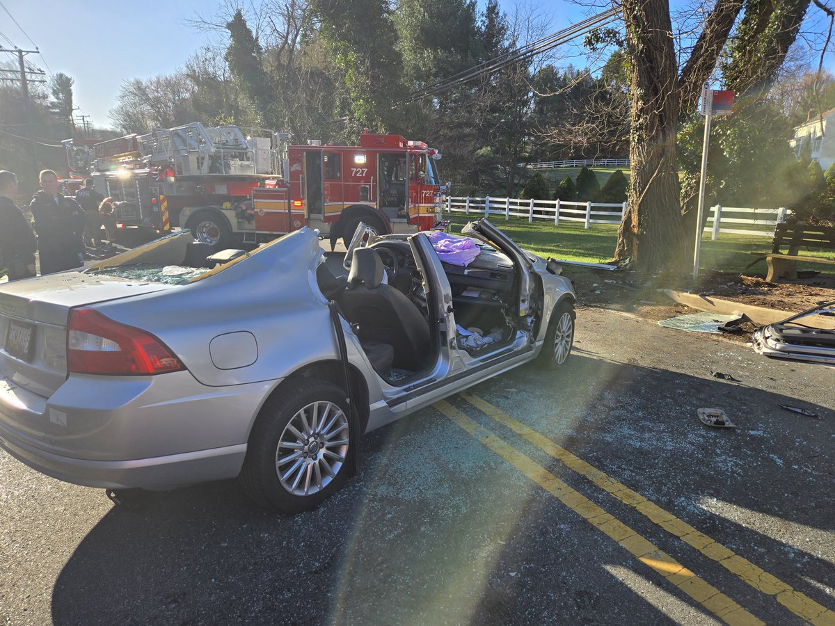 mcfrsPIO19's tweet image. New Hampshire Ave and Tree Lawn Dr is shut down due to a vehicle collision. One trauma patient extracted from a single vehicle. @mcfrs units still operating on the scene. @MCFRSNews @mcfrsPIO