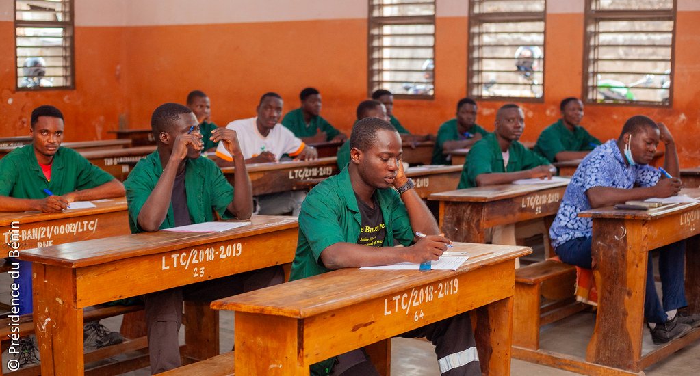 gouvbenin's tweet photo. Le #MESTFP par intérim, Mme @TognifodeV, a procédé, le lundi 24 mars 2025, au Lycée Technique Coulibaly de Cotonou, au lancement officiel de l'examen du Certificat de Qualification Professionnelle (CQP), session de mars 2025. https://t.co/TH0qwJKOHj