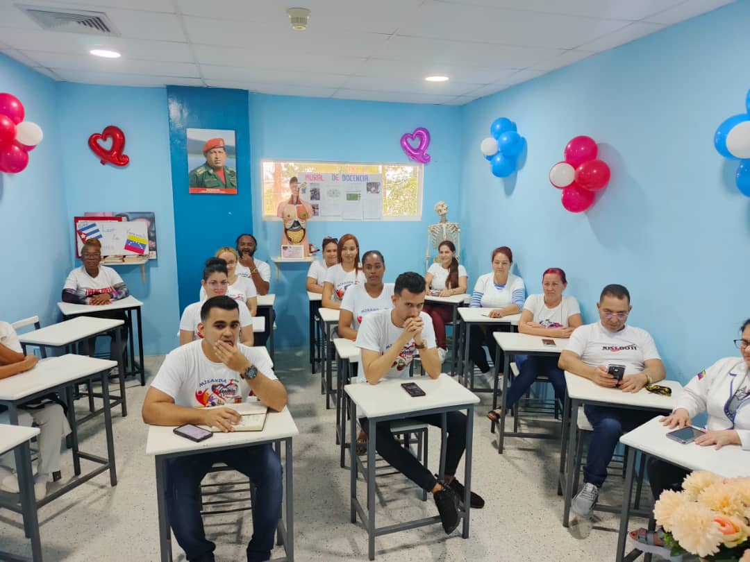 cubacooperaven's tweet photo. Se realiza debate con los jóvenes de la Brigada fomentando las ideas y los principios revolucionarios, reafirmando el compromiso con nuestra patria y siendo protagonistas de la gran trabajo que desempeña la misión Médica Cubana en Venezuela. Estado Miranda #CubaCoopera https://t.co/4kXlcioqdD