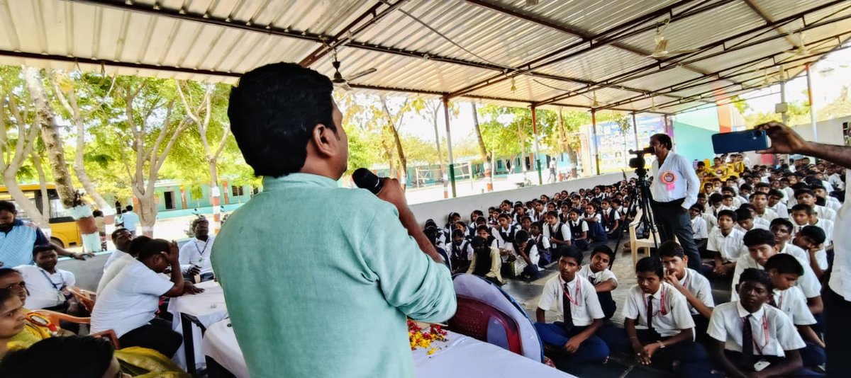 aitha_vijay's tweet photo. భగత్ సింగ్, రాజ్ గురు, సుఖ్దేవ్ అమరుల యాదిలో వనపర్తి జిల్లా తెల్ల రాళ్ళపల్లి గ్రామంలో లిటిల్ స్టార్ హై స్కూల్లో జరిగిన సభలో ముఖ్య అతిథిగా హాజరై మాట్లాడుతూ...
#Bhagatsingh #భగత్సింగ్ https://t.co/8uc8NFNlBv