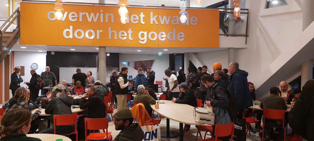 Het #LandelijkBeraadMarokkanen heeft gisteren in samenwerking met #DeMoslimkrant, #Zorgkorf en de <a href="/dePauluskerk/">dePauluskerk</a> een #Iftar georganiseerd voor thuis- en daklozen, mensen zonder geldige verblijfsvergunning en drugsverslaafden. Dank predikant <a href="/DsMartijn/">Martijn van Leerdam</a> #Ramadan <a href="/gemeenteraad010/">gemeenteraad van Rotterdam</a>