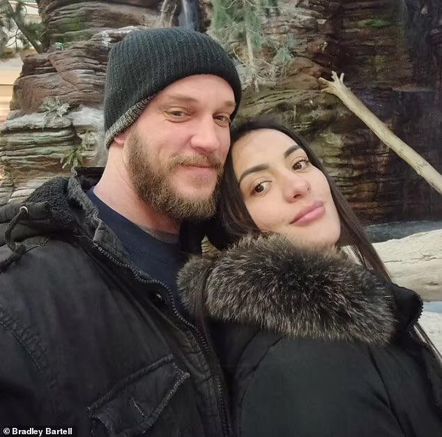 L’uomo che vedete sulla vostra sinistra si chiama Bradley Bartell. È americano, vive nel Wisconsin, lavora nella manutenzione e ha sempre creduto che Trump avesse ragione: gli immigrati illegali vanno cacciati. Punto.

Poi ha conosciuto Camila Muñoz.

Peruviana, entrata negli USA