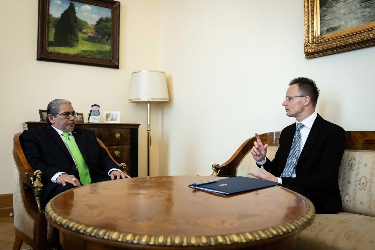 Historic first: Brunei’s Second Foreign Minister Erywan Yusof visits 🇭🇺 before Brussels, highlighting strong ties. After sharing iftar yesterday, the ministers met today for official talks. Proud to support growing 🇭🇺🇧🇳 cooperation.
#HungaryBrunei #Diplomacy #ASEAN #EUdialogue