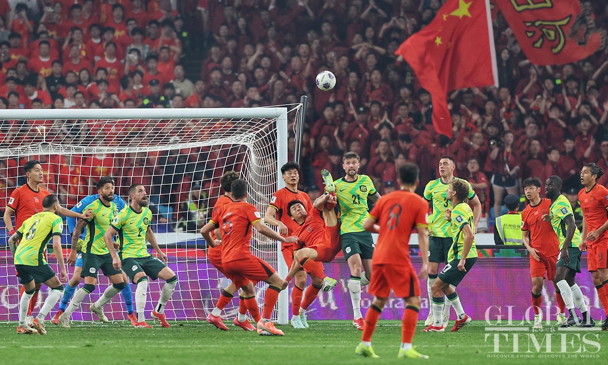 A record of 70,588 people attended the China-Australia match on Tuesday at the Hangzhou Olympic Sports Center Stadium in Hangzhou, the highest attendance for a football match held in China.