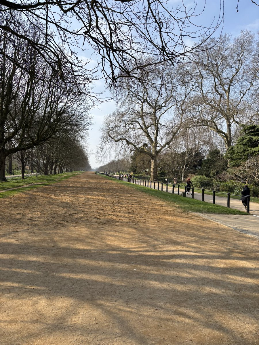 menywddig's tweet image. Hyde park в Лондоне огромен! По площади как половина моего городка в Уэльсе.