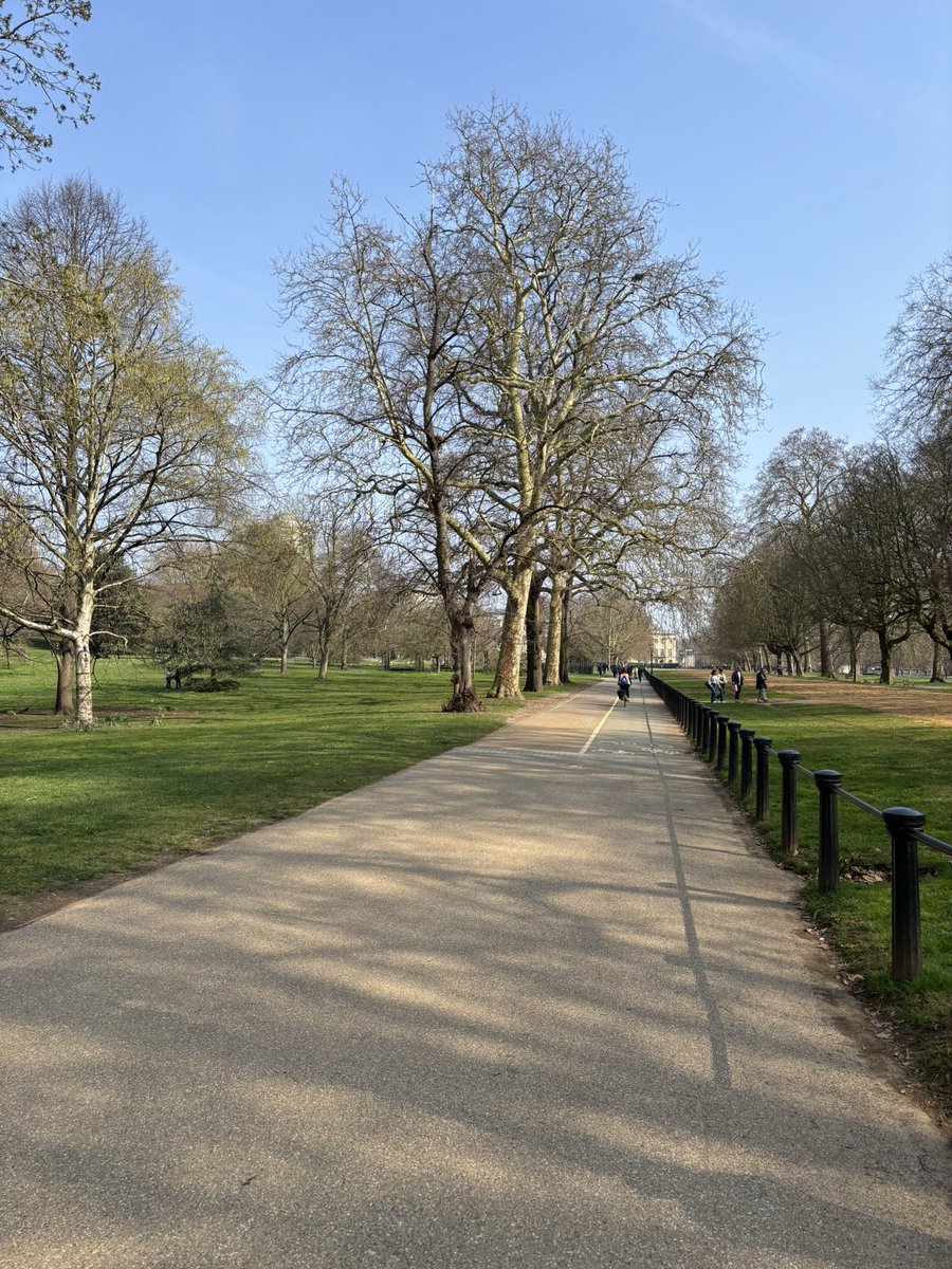 menywddig's tweet image. Hyde park в Лондоне огромен! По площади как половина моего городка в Уэльсе.