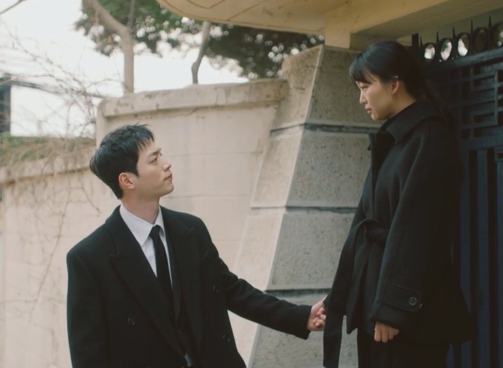 ~~ sitaron ko aankhon mein 
          mehfooz rakhna,
               badi der tak raat hi raat hogi,

 musafir hai hum,
        musafir ho tum bhi,
              phir kisi mod pe mulakat hogi ~~

                  ~~~~~~~ 🖤 ~~~~~~~