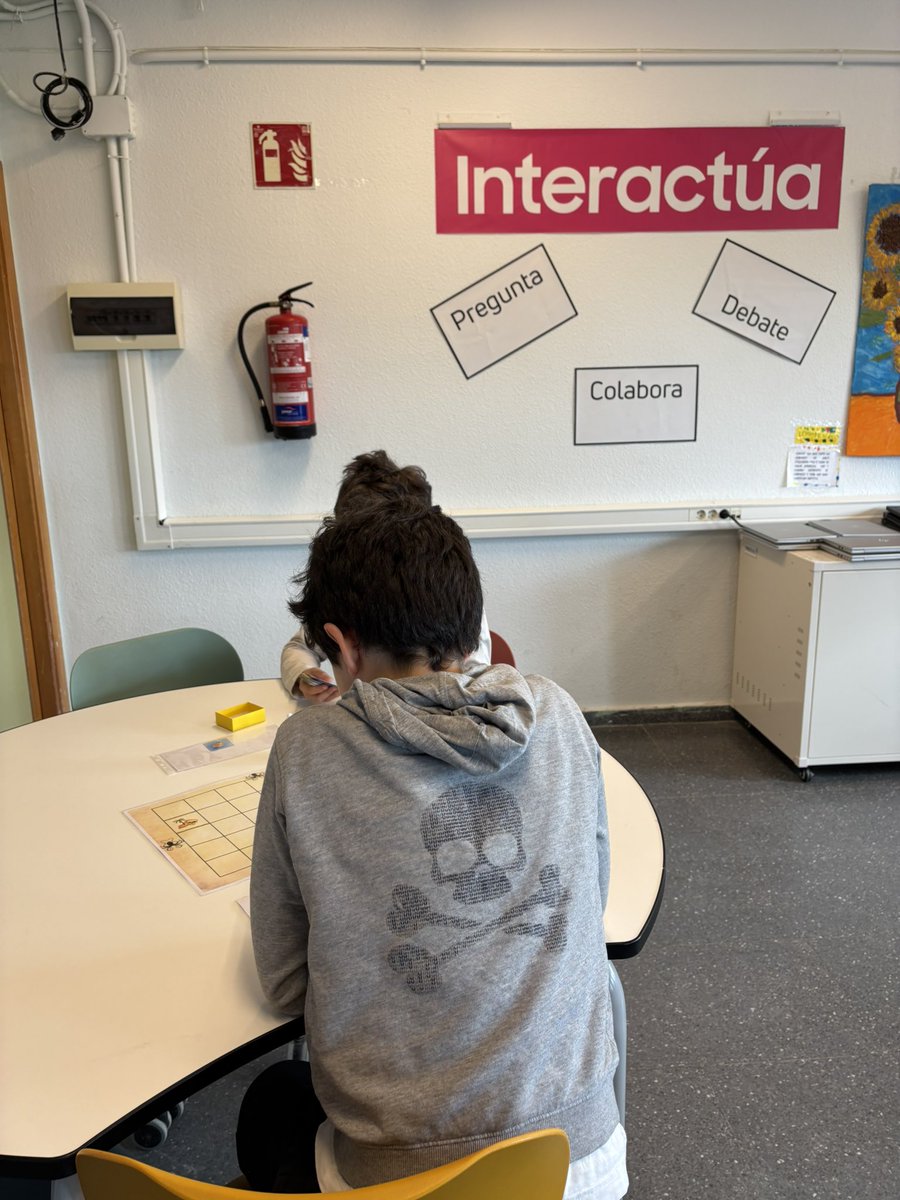 NievesCabra's tweet photo. ¡Y sigue el juego! Aprovechamos la visita al CEIP Nª Señora de Lourdes para realizar una sesión con el Grupo de Enriquecimiento.
@airam_3001 nos ha presentado un juego de magia con @TrueTrue_es… pero ¿era magia o ciencia? 😉
#codigoescuela4_0_madrid #IF_CMadrid #altacapacidad https://t.co/h6371IV0gN