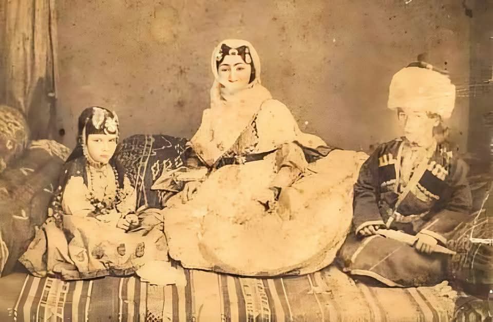 DreamMusic1991's tweet photo. Xurşudbanu Natəvan oğlu Mehdiqulu xan Usmiyev və qızı Xanbikə ilə birlikdə.
#Azərbaycan #Azerbaijan #mədəniyyət #culture #Natavan #Kharabakh https://t.co/RwRJt3a5ot
