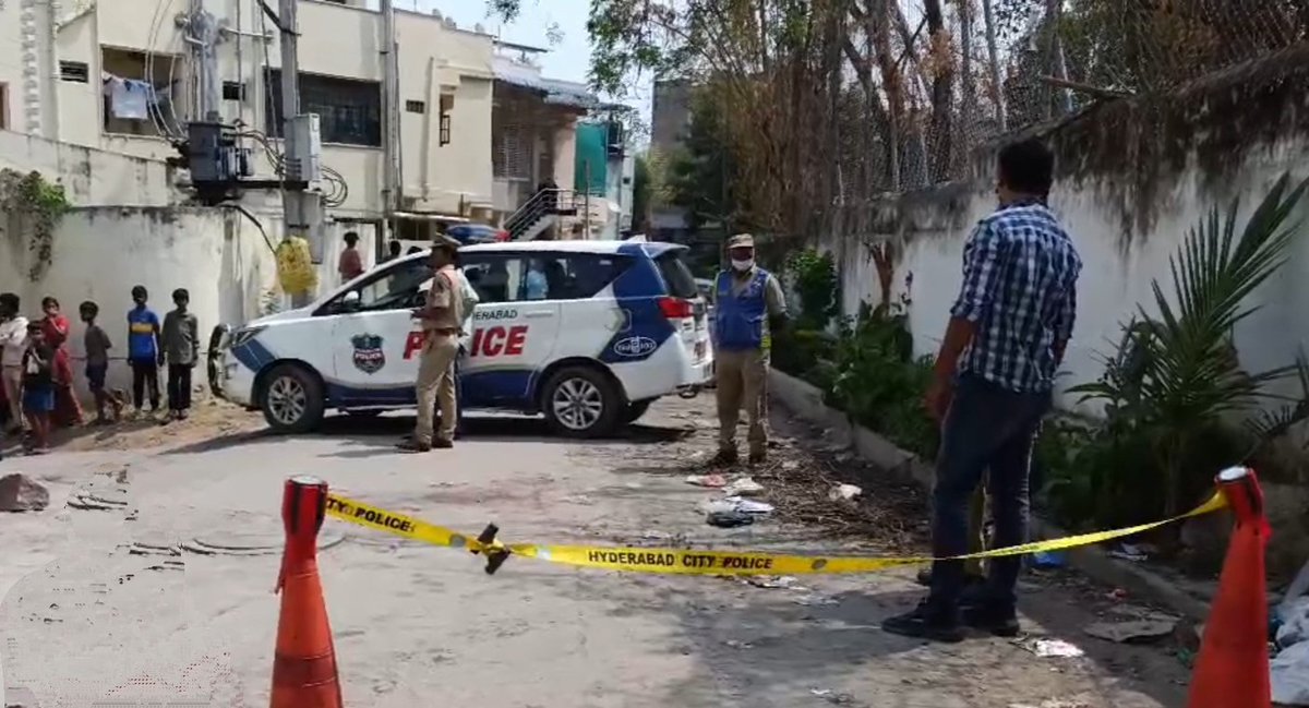 jsuryareddy's tweet photo. #Hyderabad :

The Hyderabad Police Arrested Dastagir, the accused, who brutally Murdered #Advocate Esrayal at East Maruthi Nagar, #Champapet, under #ISSadan police station limits.

According to DCP, South East Zone, @hydcitypolice :

The Deceased Errabapu Esrayal (56) is an Advocate by profession and resident of East Maruthi Nagar, Champapet, Hyderabad. The accused Gulam Dasthagir (49) is a Private Electrician and resident of same locality. He is having acquaintance with the deceased, as the deceased used to call him for electrical repairs at his residence. 

The deceased had a flat at ground floor of Srinivasa Apartments, Santosh Nagar, Hyderabad and he used to go to his house. He knows the accused Gulam Dastagiri who is a private electrician, often he attends electrician works at apartments and the residence of deceased. One Kantarao and his wife of Andhra Pradesh were working as watchman duty at Srinivasa Apartments. The accused Gulam Dastagiri had developed closeness with his wife and also developed illicit relation with her. By knowing their illicit relation, Kantarao and his family left Hyderabad to their native place and Gulam Dastagiri was assuming that the deceased might have sent Kantha Rao and his family from Hyderabad to their native village and he frequently visiting the house of deceased and threatened him to call back them to Hyderabad and also he made arguments with the deceased about whereabouts of watchman & family. The accused bore grudged against the deceased, as per his plan on 24-03-2025 at 0850 hours the accused Gulam Dastagiri attacked on the deceased Errabapu Esrayal with a knife on his chest and killed him, near to the deceased house at East Maruthi Nagar, Champapet, Hyderabad. 

The IS Sadan Police, Santoshnagar Division, South East Zone, Hyderabad arrested the accused Gulam Dastagir today on 25-03-2025, at 1830 hours and being sent for judicial remand.