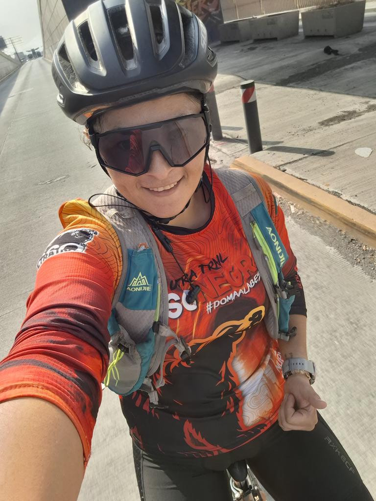 Esmerleonv's tweet photo. La esencia Nunca cambia, sigo siendo esa niña que con su bici era feliz, jaja imagina mi felicidad ahora con 3 todavia quiero una de #Gravel, de #Triatlón jaja aseguir sumando aventuras, En bici al fin del mundo #Ikersini 👊💪🚲🚴‍♀️♾️✨️ https://t.co/JS0s8umxbK