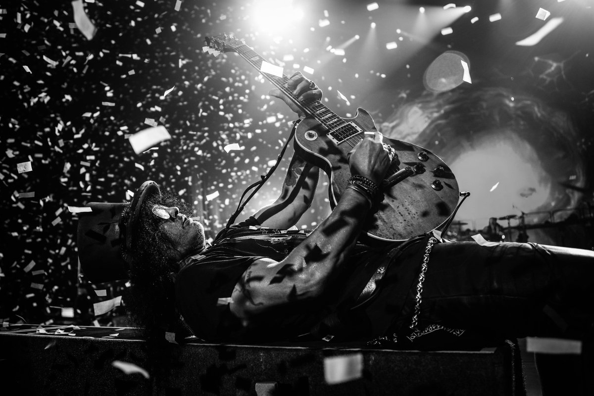 “Nunca he sido bueno para expresar mis sentimientos con palabras, o para hablar sobre lo que tengo en mente. En esa hora y media en el escenario se dice mucho de lo que jamás podría decir con palabras.”  

- Slash