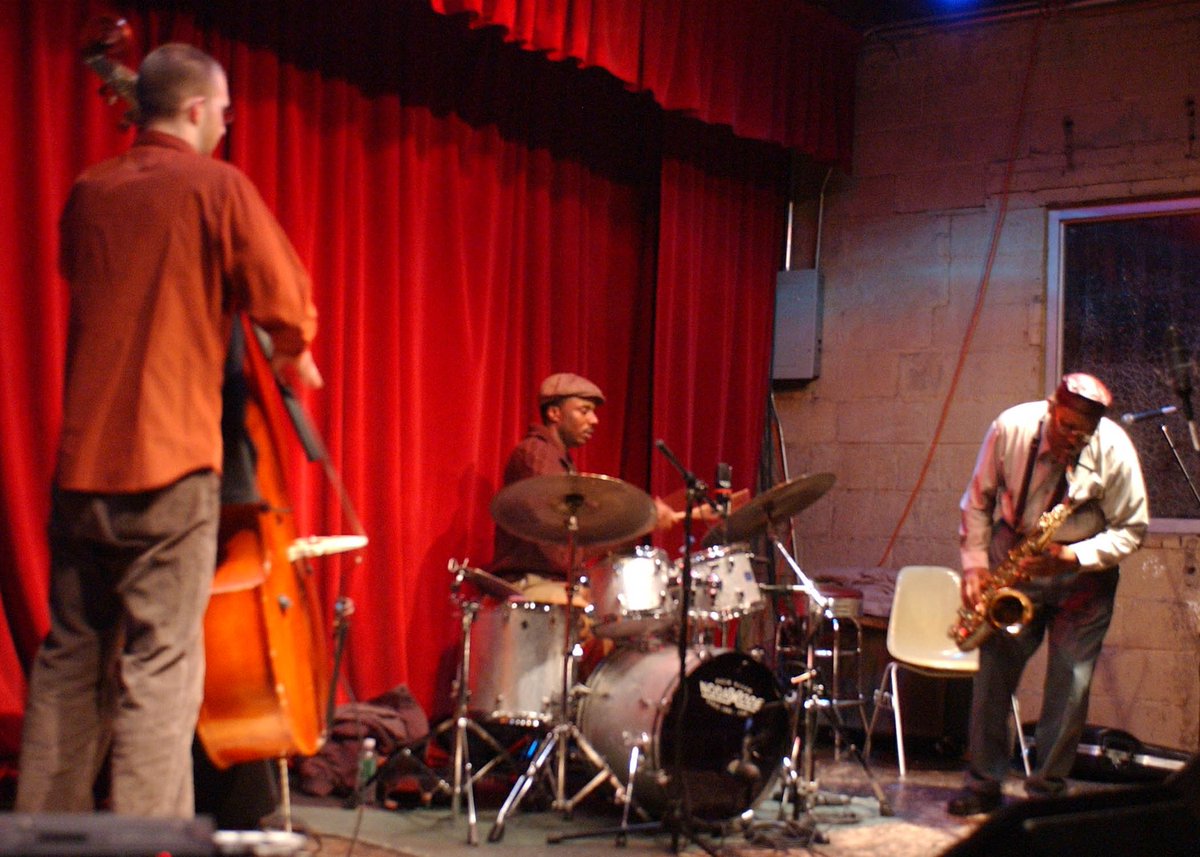 Fred Anderson (tenor saxophone), Chad Taylor (drums), and me (bass) at Tonic, New York, April 7, 2004. Thanks to Eremite Records for sharing the photo!
#aacm #creativemusic #experimentalmusic
nytimes.com/2004/04/09/mov…