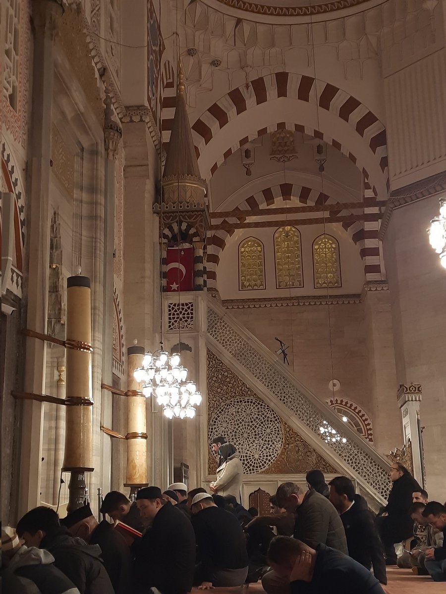 “değmesin mabedimin göğsüne namahrem eli.”

📍şehzadebaşı cami