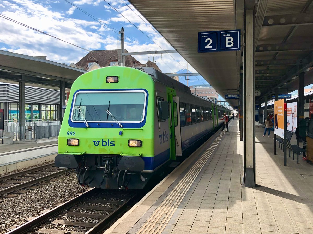 AndreasWiede's tweet photo. Built in the 1970s, #SBB🇨🇭#SwissExpress trains worked the most prestigious domestic services in Switzerland. Providing mainly open plan seating, a small portion in 1st class was organised in compartments though. They ended their career on regional trains for #BLS.
📷 May 2018. https://t.co/Rb7Fxj1mUZ