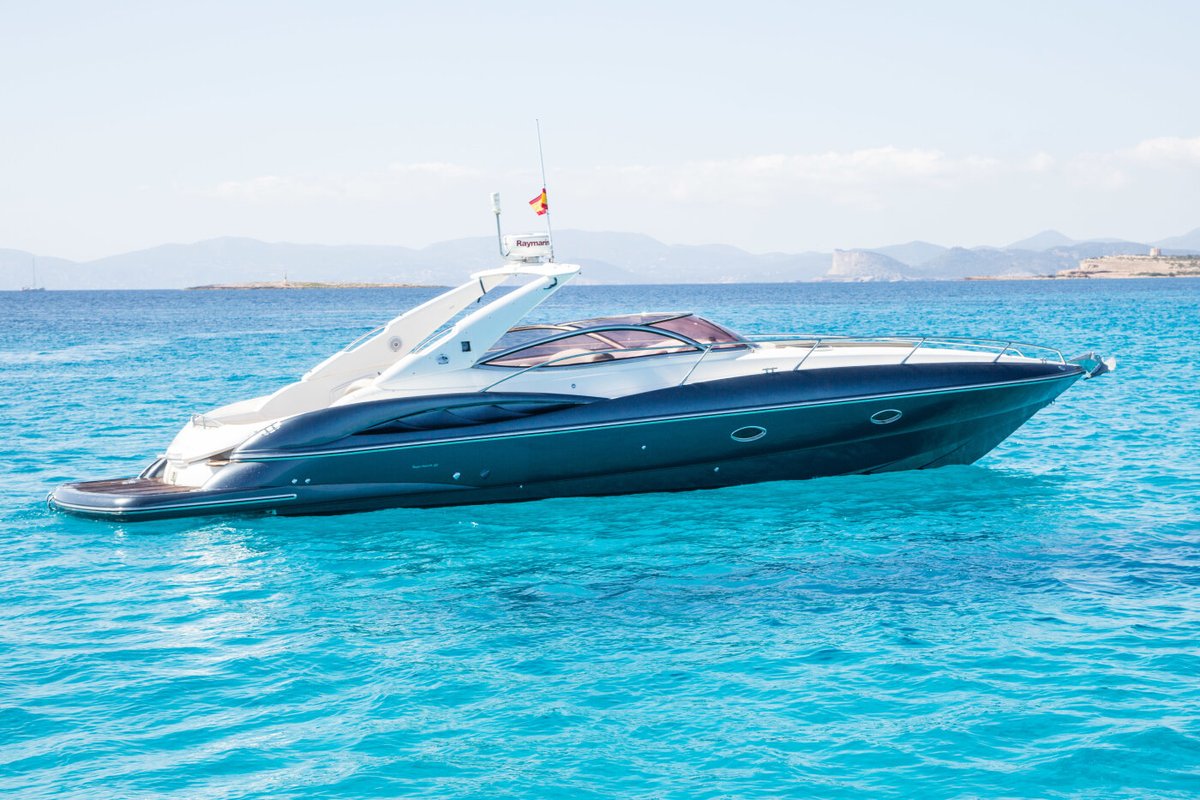 Sunseeker superhawk 40 is a yacht with a day charter capacity of up to 8 people, a boat with which you can enjoy the coast of Ibiza. If what you are looking for is to be calm, rest and swimming in crystal clear waters, do not hesitate to rent a boat in Ibiza with us.