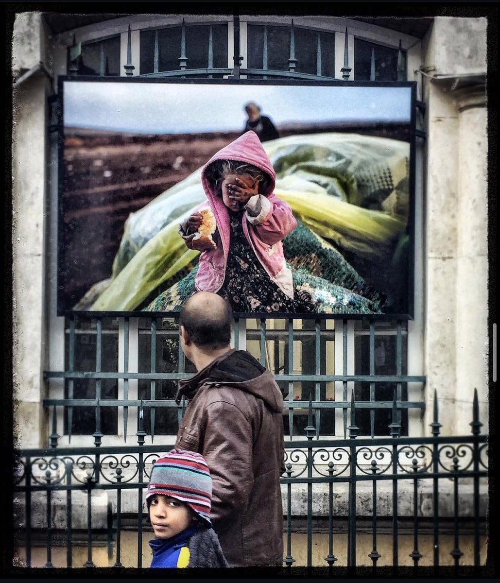 Yaklaşık 10 sene önce İstiklal’de arkada görünen muhteşem fotografın, fotografını çekmiştim. Dün bu ödüllü fotoyu çeken foto muhabiri Bülent Kılıç “fotograf çekti” diye tutuklandı. #bülentkılıç