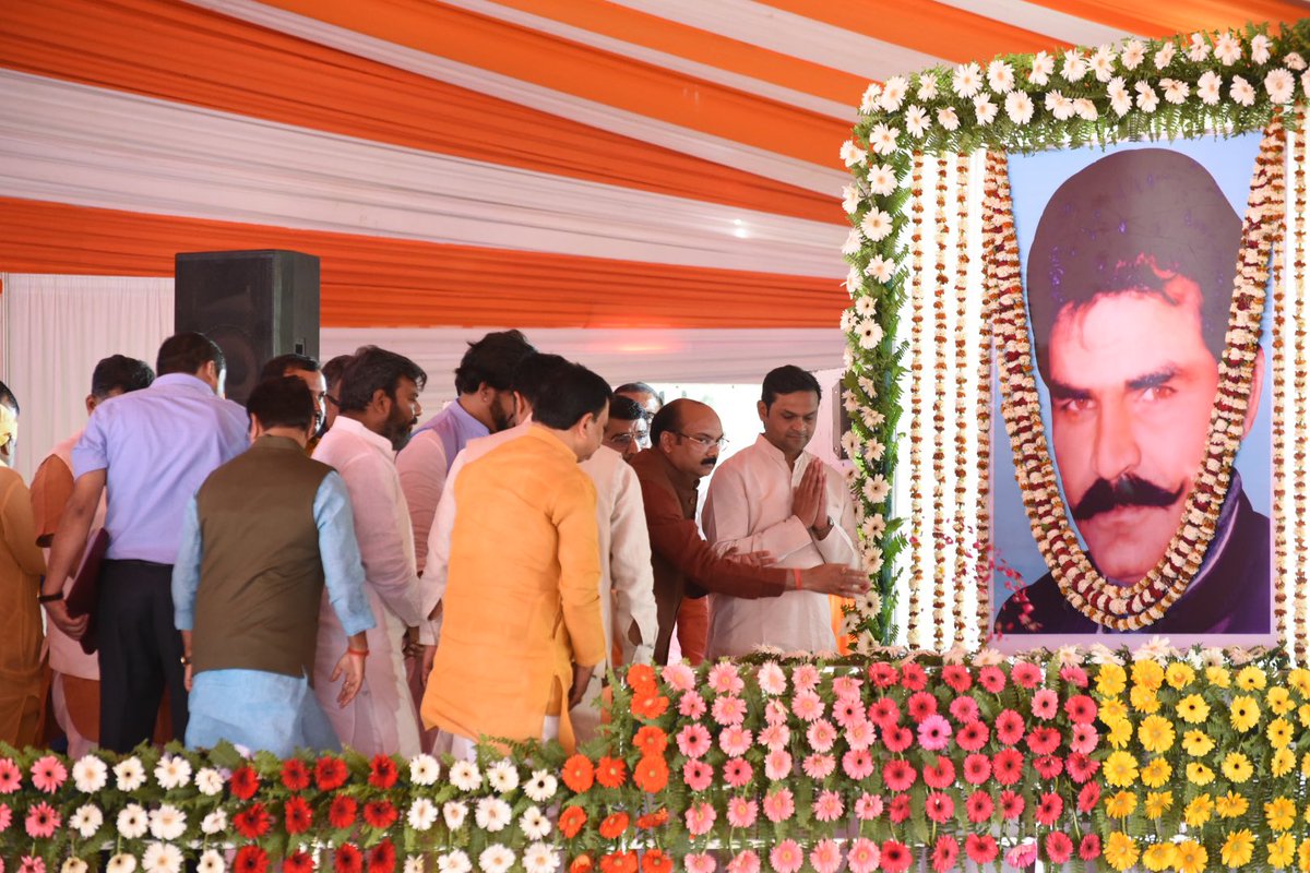Vijaydubeybjp's tweet photo. आज गोरखपुर में केंद्रीय राज्यमंत्री श्री @kamleshpassi67 जी के पिता, पूर्व विधायक स्व. ओमप्रकाश पासवान जी की पुण्यतिथि के अवसर पर आयोजित श्रद्धांजलि सभा में उत्तर प्रदेश के आदरणीय मुख्यमंत्री श्री @myogiadityanath जी महाराज के साथ सम्मिलित होकर उन्हें नमन किया। https://t.co/toaNeB9mXw