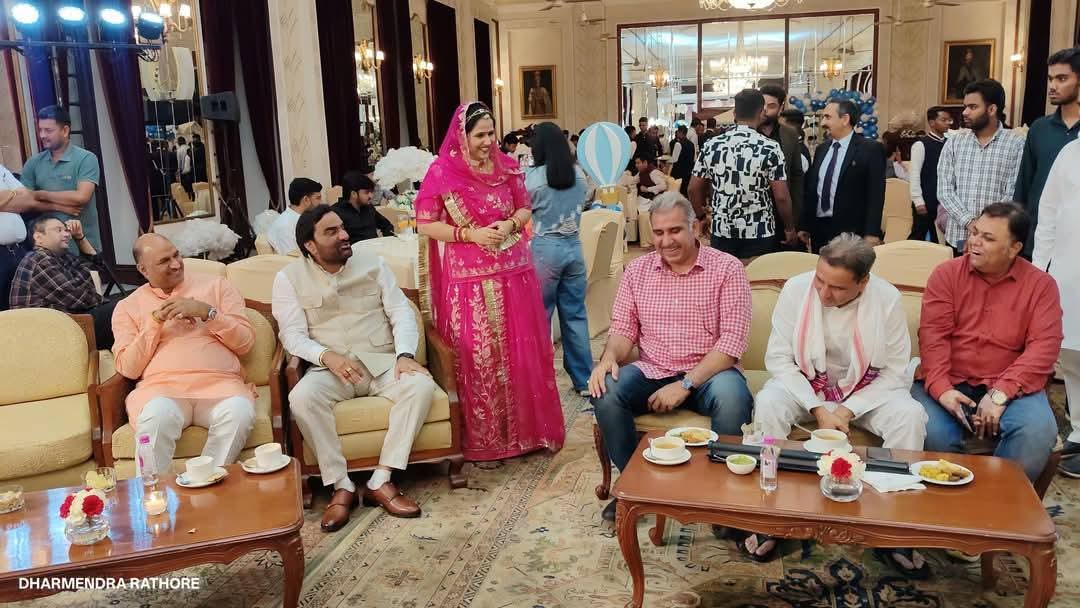 JaatBhamsa's tweet photo. #आज की तस्वीरें दिल्ली 📍
Boss HB 💪
@cpjoshiBJP और साथ में @sandeepinc_ जी हनुमान जी बेनीवाल के सुपुत्र आशुतोष के 10वे जन्मदिवस पर आयोजित समारोह में शामिल हुऐ 🎊
#HanumanBeniwal #CP_Joshi 💐❤️ https://t.co/vb7dfevILh