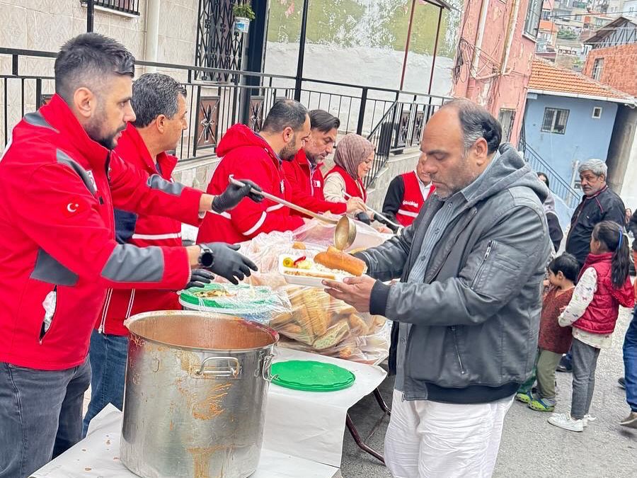 Türk Kızılay Konak Şubesi olarak, Şube Başkanımız, Yönetim Kurulu Üyelerimiz ve gönüllülerimizle birlikte Konak Ege Mahallesi’nde vatandaşlarımızla iftar soframızı paylaştık.