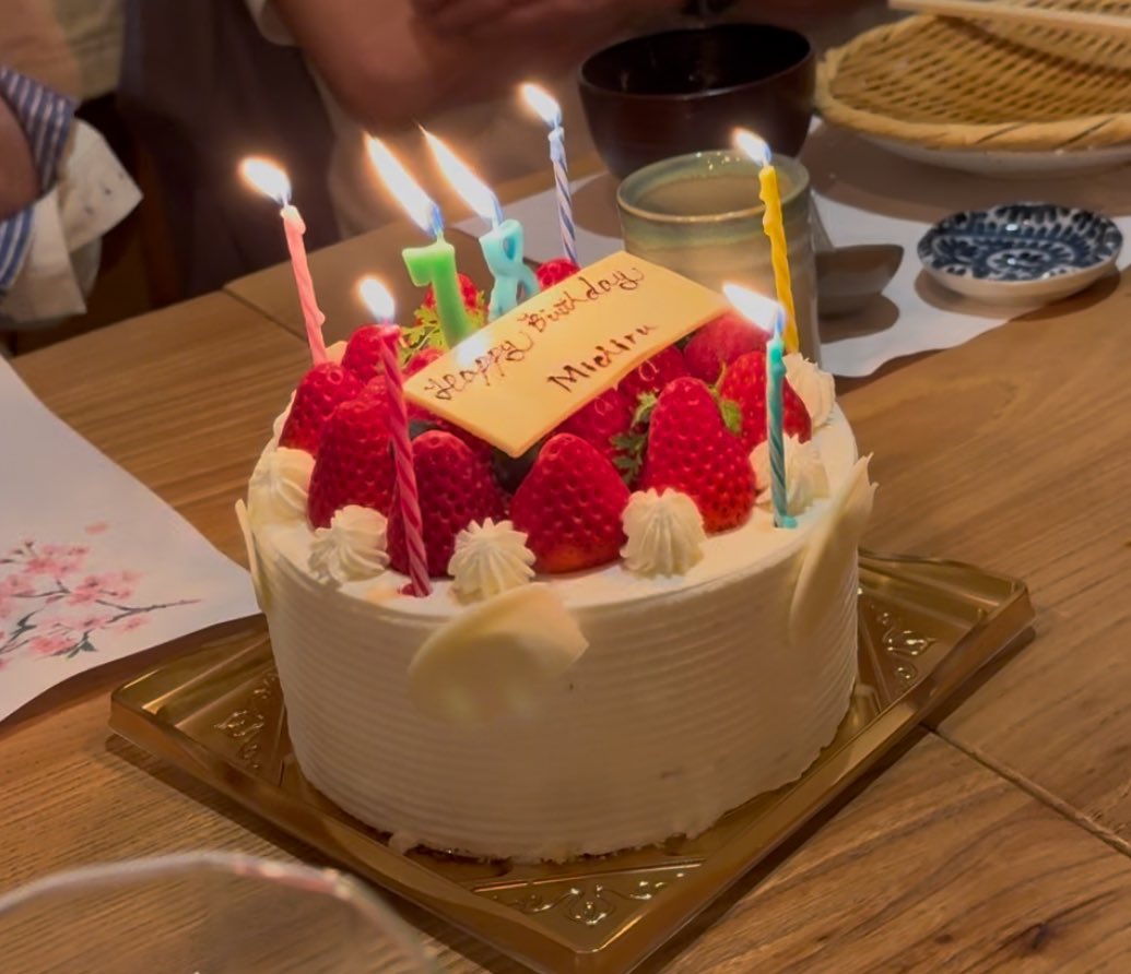MakiMichiru's tweet photo. 昨日はお友達が、私の誕生日祝いをしてくれました。そして
サプライズケーキに、やられました💦

���ラムの渡嘉敷くんからはお花のプレゼントまで頂きました
楽しい夜でした、ありがとう〜
みちる

#まきみちる
#小木曽実
#渡嘉敷祐一
#塚山エリコ
#誕生日の会 https://t.co/SCGpGTlakN