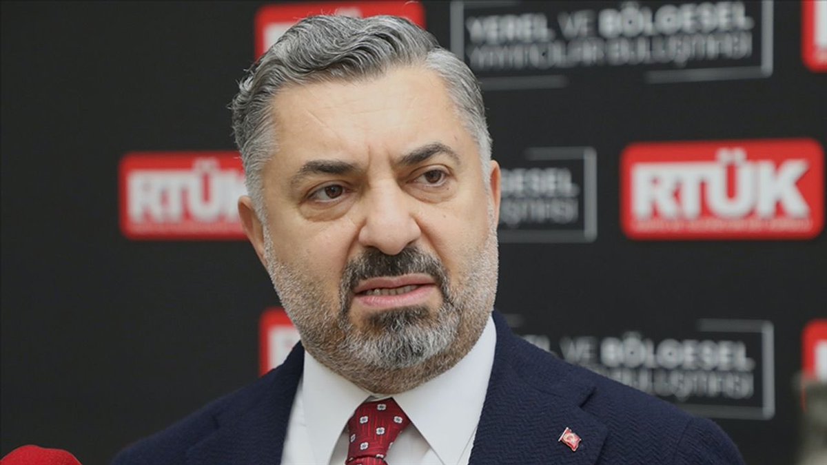 darkwebhaber's tweet photo. RTÜK Başkanı Ebubekir Şahin: 

"Onlarca esnafımız olaylarda zarar görürken haksız bir şekilde Türkiye’nin en kıymetli markalarına açılan ilginç boykot savaşları da ibretle izlenmektedir. 

Bir yandan ekranlarda çocuklara verilen pamuk şekerlerle ilgili dahi dezenformasyon yapılırken, bazı kanallar kent lokantalarının kapatıldığını da içeren birçok yalanı pervasızca yayınlamaktan çekinmemiştir. 

Manipülatif görüntü ve haberleri yayınlamakta ısrarcı olanlar hakkında en üst sınırdan idari yaptırımlar uygulanacak."