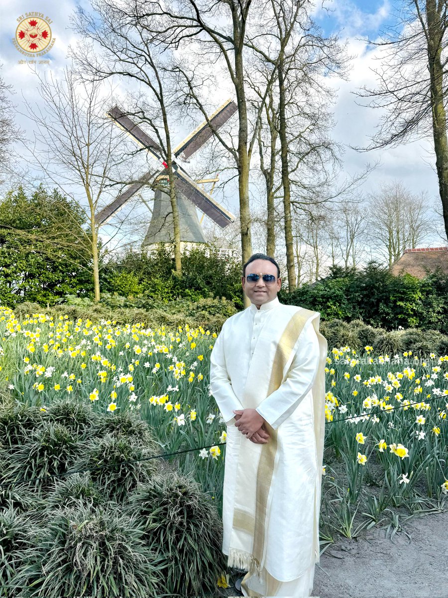 sri_madhu_sai's tweet photo. Sri Madhusudan Sai amidst the breathtaking tulip fields of Keukenhof, where nature bursts into a symphony of colors, reminding us that beauty isn’t just seen—it’s felt. 🌷🇳🇱
#SriMadhusudanSai #SMSGHM #OneWorldOneFamily #OWOF #Keukenhof #KeukenhofGardens #SpringInBloom #NatureAndGrace #Netherlands #Tulips