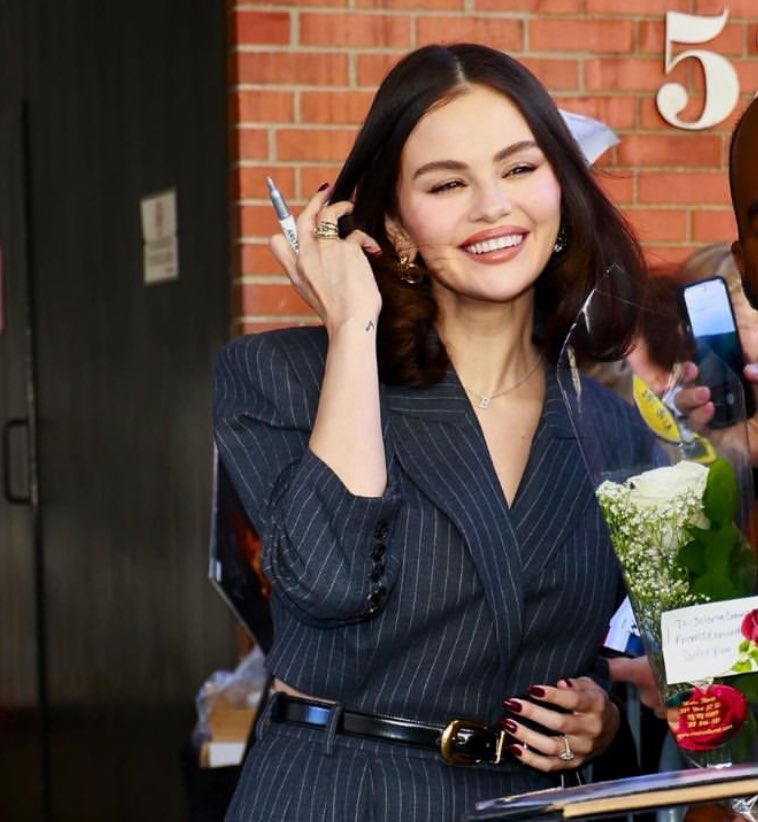 SELENAT0RSARMY's tweet photo. Selena Gomez stuns in New York City. 🩶 https://t.co/rQFMEhTQ2e