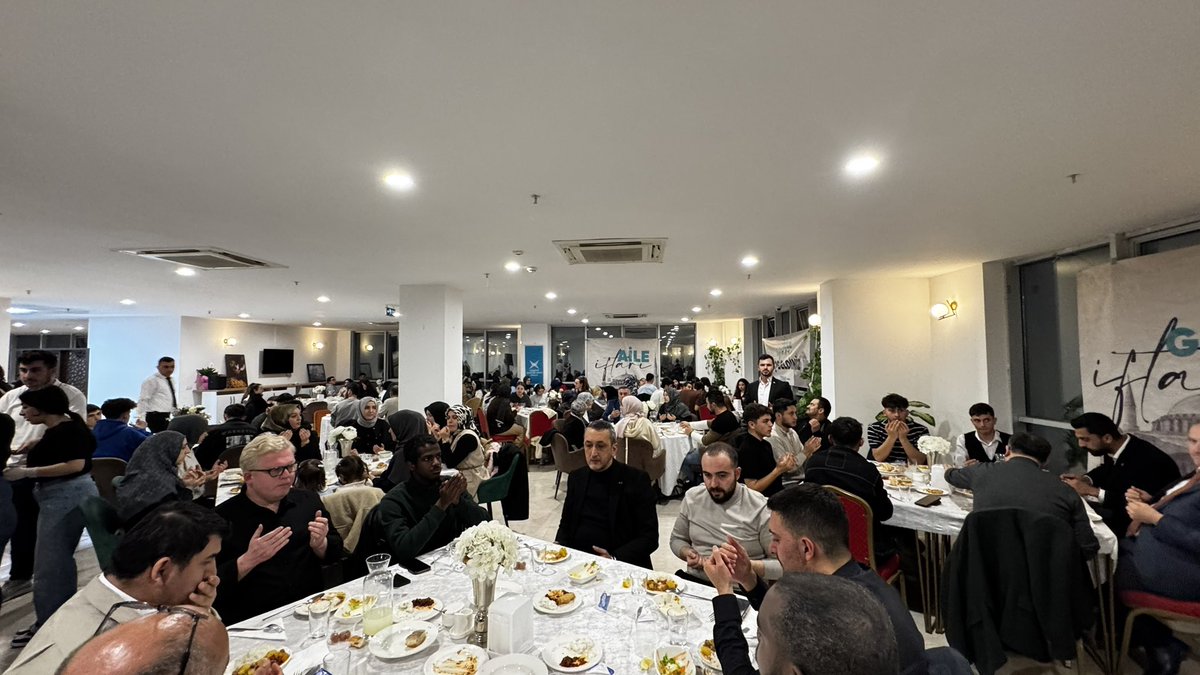 Gençlik İftarı 

Bugün vakfımız bünyesinde düzenlediğimiz büyük aile iftarımızı 500’ü aşkın gencimiz ve TÜGVAlı ailelerimizle birlikte gerçekleştirdik.✨