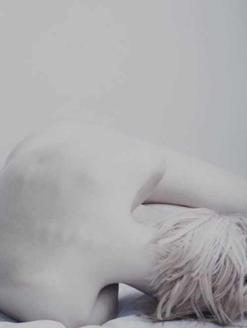 Ты вызываешь мне скорую
Меня трясёт и мне холодно
Ты так хороша, когда напугана