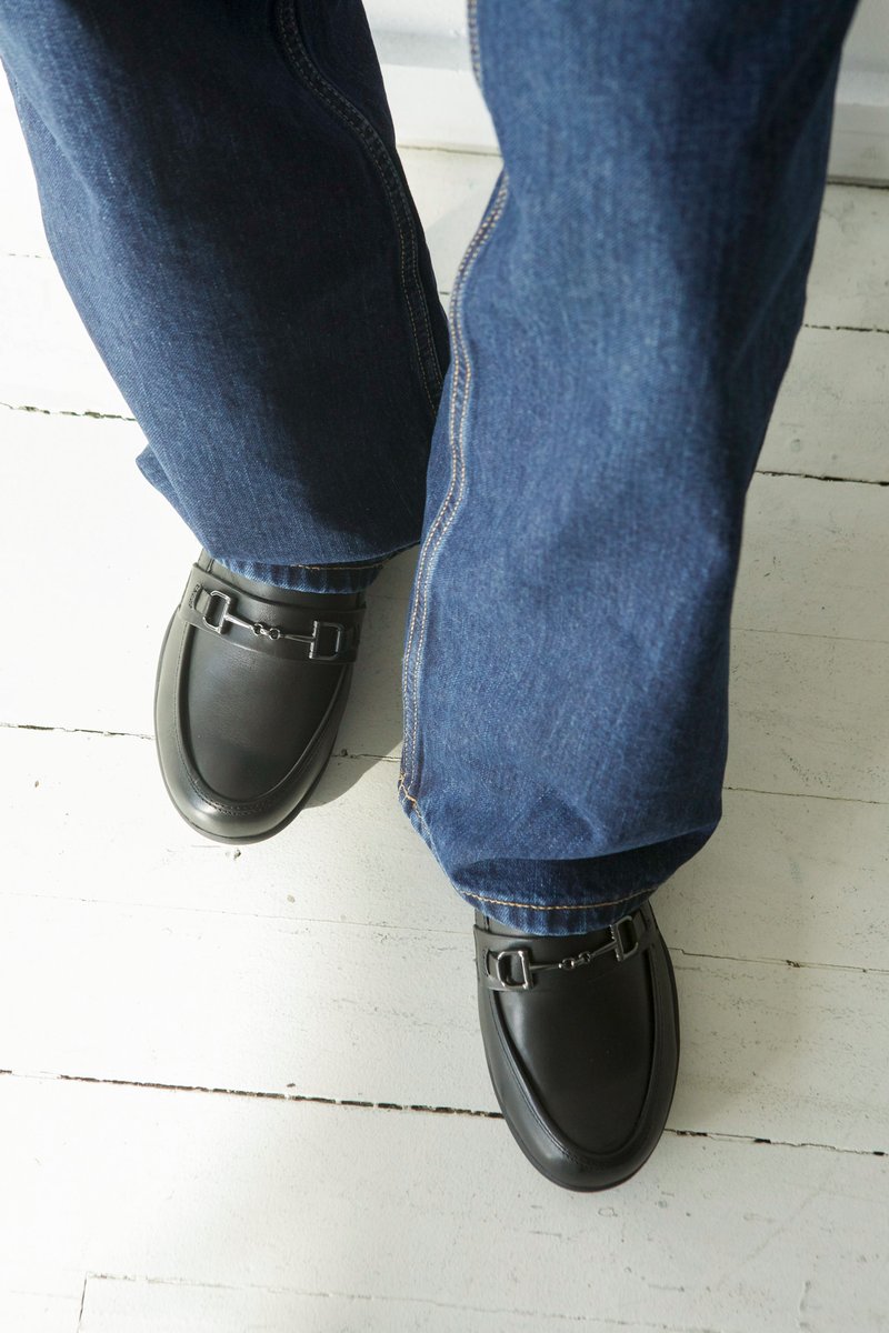 jambufootwear's tweet image. Because some days deserve more than sneakers. Shop the Tabitha loafer now at l8r.it/b2qh 

#Loafer #JambuShoes #ComfortInEveryStep #ComfortableShoes #Springfashion #SpringShoes #Jambu #OOTD #WorkShoes #APMA