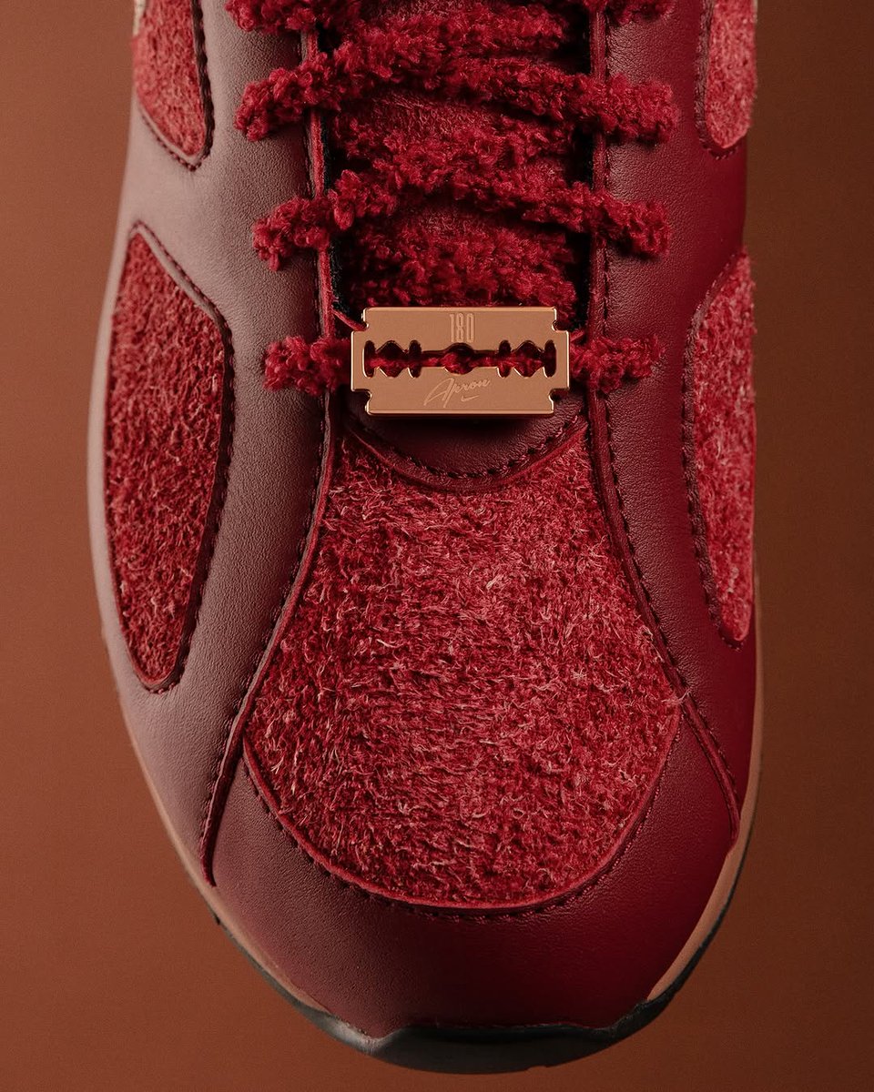 JustFreshKicks's tweet photo. Apron Records x Nike Air Max 180 "Bloodline" 😳🩸 https://t.co/hLKcgN3kMt