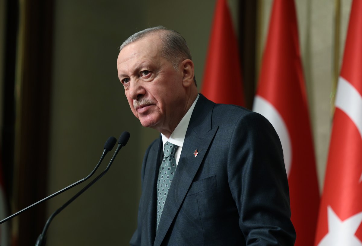 RTErdogan's tweet photo. Bu akşam Milletin Evi’nde genç kardeşlerimi misafir etmekten, gençlerimizle iftar sofrasında bir araya gelmekten büyük memnuniyet duydum.

Soframızı bizimle paylaşan; coşkusu, enerjisi, ümidiyle bize güç ve ilham veren kıymetli öğrencilerimize yürekten teşekkür ediyorum.         

Bilgisini erdemiyle taçlandıran gençlerimizin iyi yetişmesi, nitelikli bir eğitim alması; ailesine, milletine ve dünyaya faydalı işler yapması bizim en büyük muradımızdır.

İstiklal ve istikbalimizin teminatı, yarınlarımızın mimarı tüm gençlerimize, bütün evlatlarımıza selamlarımı, sevgilerimi, en derin muhabbetlerimi gönderiyorum.

Kalbi bu ülke için atan, ümidini bu millete bağlayan; tarihine, kimliğine, kültürüne, inanç ve değerlerine sıkı sıkıya sahip çıkan her bir evladımızın gözlerinden öpüyorum.

Rabb’im böylesi gençlerin yokluğunu bu millete hiçbir zaman yaşatmasın.